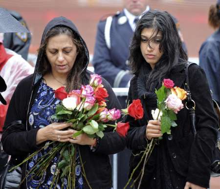 Relatives of victims of the 9/11 attacks on the World Trade Center arrive at Ground Zero during the eighth anniversary commemoration ceremony in New York, September 11, 2009 (Credit: Reuters/Peter Foley)