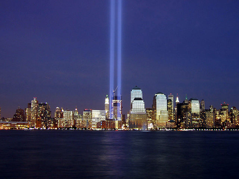 Tribute of Light memorial September 11, 2004 (Credit: Derek Jensen via en.wikipedia.org)