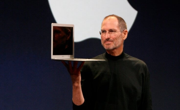 Steve Jobs holding a MacBook Air at MacWorld Conference & Expo 2008 (Credit: Matthew Yohe via en.wikipedia.org)