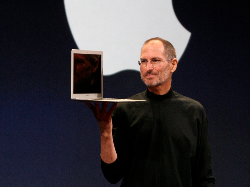 Steve Jobs holding a MacBook Air at MacWorld Conference & Expo 2008 (Credit: Matthew Yohe via en.wikipedia.org)