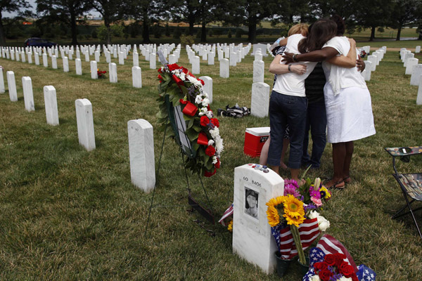 Gold Star Mothers hug on the five-year anniversary of the death of Justin Davis at Arlington National Cemetery outside Washington, June 25, 2011 (Credit: Reuters/Larry Downing).