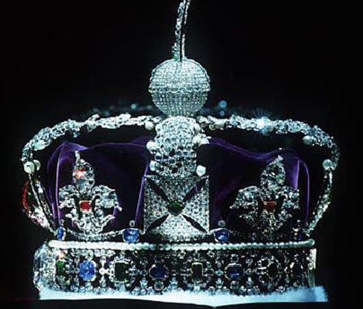 Profile of the Imperial State Crown from the right, the crown's left (Credit: CSvBibra via en.wikipedia.org)