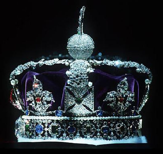 Profile of the Imperial State Crown from the right, the crown's left (Credit: CSvBibra via en.wikipedia.org)