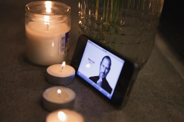 A bouquet of flowers, candles, and an iPhone form an impromptu shrine in front of the upper west side Apple Store in New York October 5, 2011 (REUTERS/Lucas Jackson)