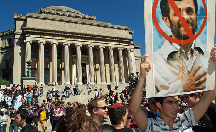 Students protesting against the speech of the Iranian president Mahmoud Ahmadinejad at Columbia, 2007 (Credit: David Shankbone via en.wikipedia.org)