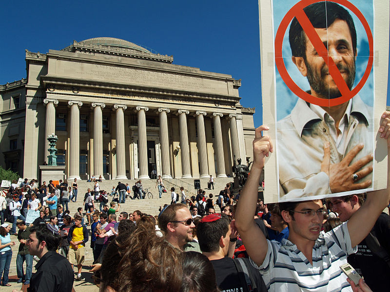 Students protesting against the speech of the Iranian president Mahmoud Ahmadinejad at Columbia, 2007 (Credit: David Shankbone via en.wikipedia.org)