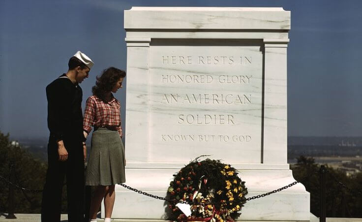 U.S. Navy sailor and woman at the Tomb of the Unknowns, May 1943 (Credit: John Collier, FSA/OWI)