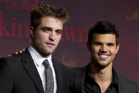 Cast members Robert Pattinson (L) and Taylor Lautner pose before the German premiere of the movie Twilight Saga: Breaking Dawn in Berlin November 18, 2011 (Credit: Reuters/Thomas Peter)