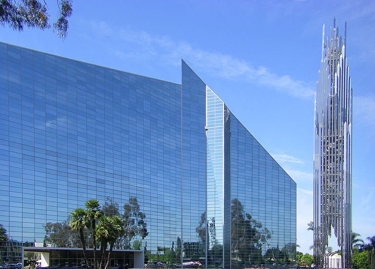Crystal Cathedral in Garden Grove California. View from NE (Credit: Wattewyl via commons.wikimedia.org)