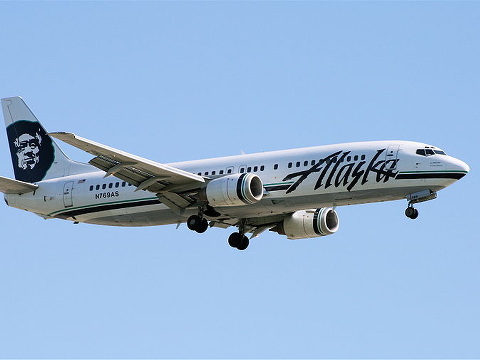 An Alaska Airlines Boeing 737-4QB landing at Vancouver International Airport (Credit: Makaristos via en.wikipedia.org)