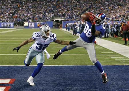 New York Giants wide receiver Hakeem Nicks (88) catches a fourth quarter touchdown pass against Dallas Cowboys cornerback Orlando Scandrick (32) during their NFL football game in East Rutherford, New Jersey, January 1, 2012 (Credit: Reuters/Gary Hershorn)