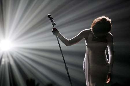Whitney Houston bows after performing I Didnt Know My Own Strength at the 2009 American Music Awards in Los Angeles, California November 22, 2009. REUTERS/Mario Anzuoni