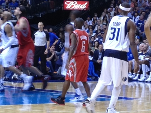 Earl Boykins playing for the Houston Rockets against the Dallas Mavericks on March 27, 2012 (Credit: Jim Denison)