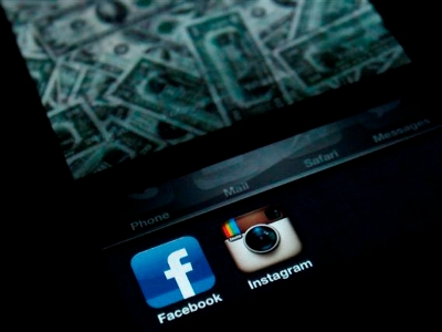 A photo illustration shows the applications Facebook and Instagram on the screen of an iPhone in Zagreb April 9, 2012 (Credit: Reuters/Antonio Bronic)