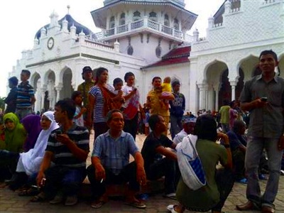 People gather outside the Baiturrahman mosque after an earthquake hit Banda Aceh April 11, 2012 (Credit: Reuters/Stringer)