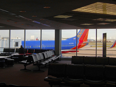 Southwest Airlines plane sitting at a gate in the west concourse of Love Field in Dallas, TX (Credit: LoneStarMike via commons.wikimedia.org)