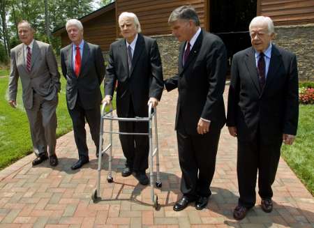 Former U.S. presidents, George H.W. Bush (L), Bill Clinton (2nd L) and Jimmy Carter (R), walk together with evangelist Billy Graham and Franklin Graham (2nd R) before the Billy Graham Library Dedication on the campus of the Billy Graham Evangelistic Association in Charlotte, North Carolina May 31, 2007 . REUTERS/Chris Keane