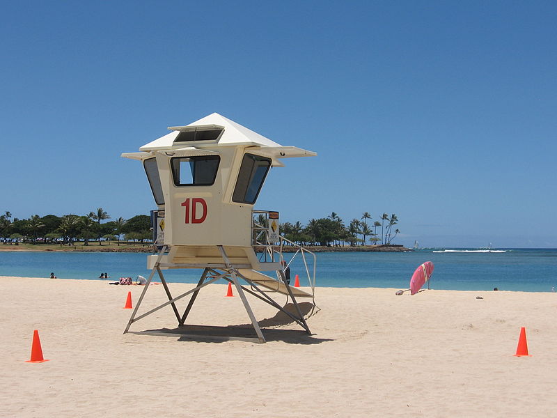An enclosed life guard tower at Ala Moana Beach, Honolulu, Hawaii (Credit: Drums600 via en.wikipedia.org)