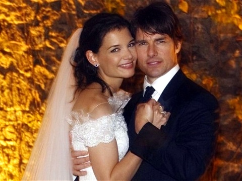 In this photo released by Rogers and Cowan, Tom Cruise and Katie Holmes pose for their official wedding portrait in Lake Bracciano, Italy, November 18, 2006. (Credit: Reuters/Robert Evans/Handout from Rogers and Cowan)