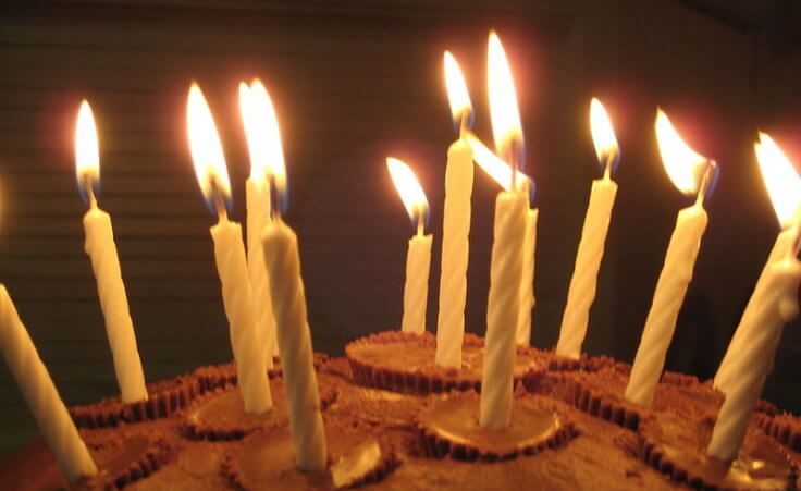 A chocolate and peanut butter cup cake with spiral pattern stick candles (Credit: Raj1020 via en.wikipedia.org)
