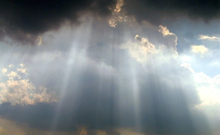 Crepuscular rays of light shining through clouds near the Washington Monument in Washington D.C. (Credit: AndyPham300 via en.wikipedia.org)