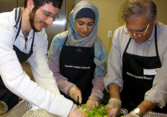 Muslim and Jewish Rutgers University students came together at a Somerset, New Jersey mosque to make meals for the hungry and homeless (Credit: Debra Rubin)