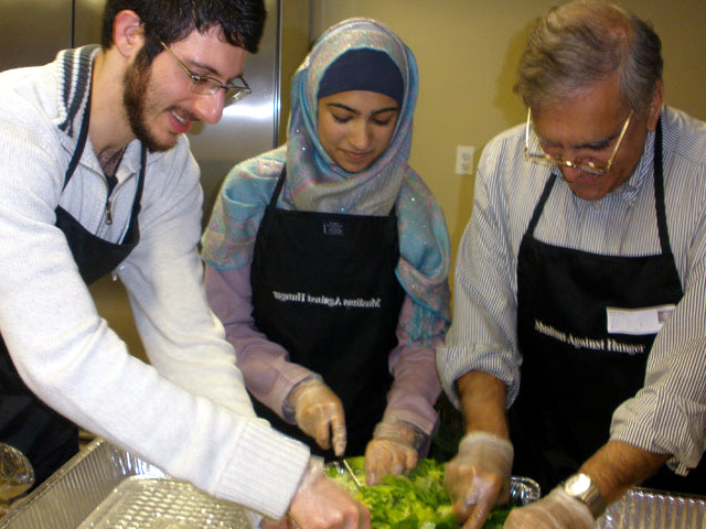 Muslim and Jewish Rutgers University students came together at a Somerset, New Jersey mosque to make meals for the hungry and homeless (Credit: Debra Rubin)