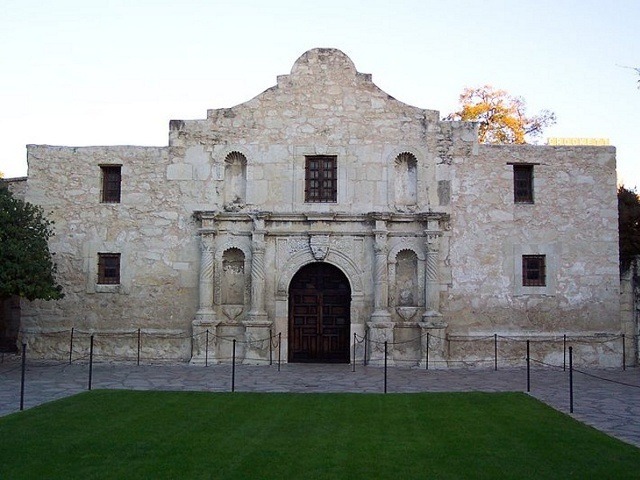 The Alamo, originally known as Mission San Antonio de Valero, is a former Roman Catholic mission and fortress compound and was the site of the Battle of the Alamo in 1836 (Credit: Cqui via en.wikipedia.org)