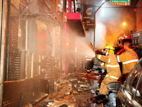 Firefighters try to extinguish a fire at Kiss nightclub in the southern city of Santa Maria, 187 miles (301 km) west of the state capital of Porto Alegre, in this picture taken by Agencia RBS, January 27, 2013 (Credit: Reuters/Germano Roratto/Agencia RBS)