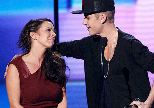 Justin Bieber accepts the award for artist of the year with his mother Pattie Mallette at the 40th American Music Awards in Los Angeles, California, November 18, 2012 (Credit: Reuters)