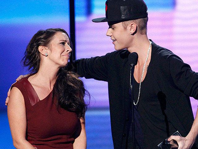 Justin Bieber accepts the award for artist of the year with his mother Pattie Mallette at the 40th American Music Awards in Los Angeles, California, November 18, 2012 (Credit: Reuters)
