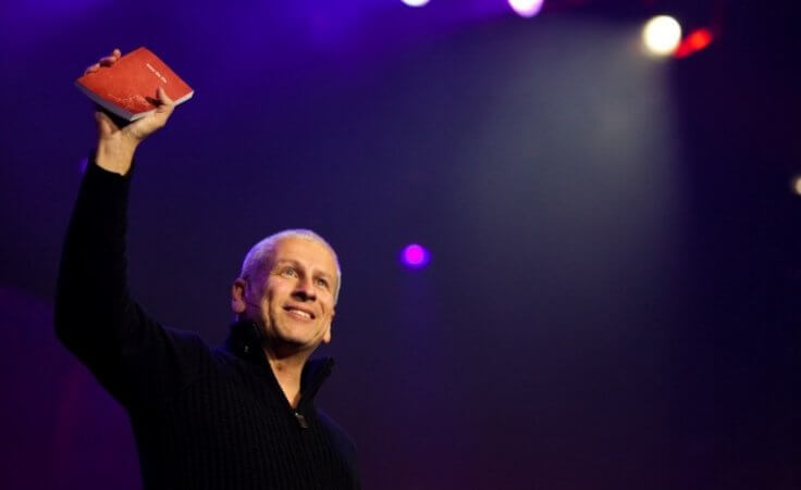 Passion conference founder Louie Giglio announces that attendees have successfully completed the goal to raise $20,000 to send 20,000 Bibles to hard-to-reach places in Colombia, January 3, 2011, Passion Conference (Credit: Passion Conference)