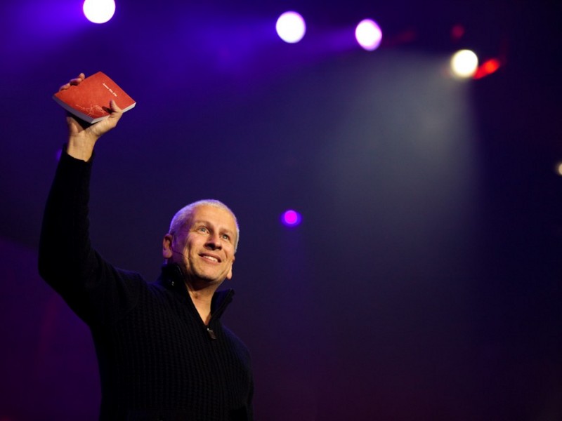 Passion conference founder Louie Giglio announces that attendees have successfully completed the goal to raise $20,000 to send 20,000 Bibles to hard-to-reach places in Colombia, January 3, 2011, Passion Conference (Credit: Passion Conference)