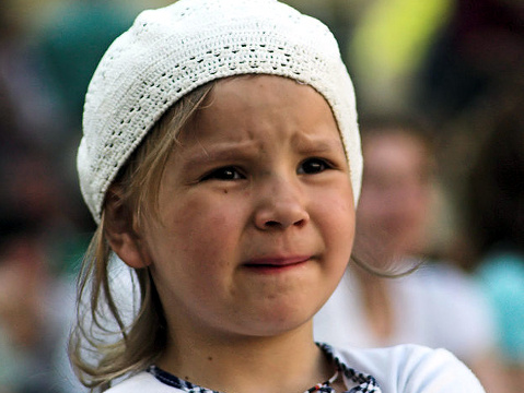Worried little girl wearing a white knit cap biting her lower lip (Credit: Ignas Kukenys from Vilnius, Lithuania via en.wikipedia.org)