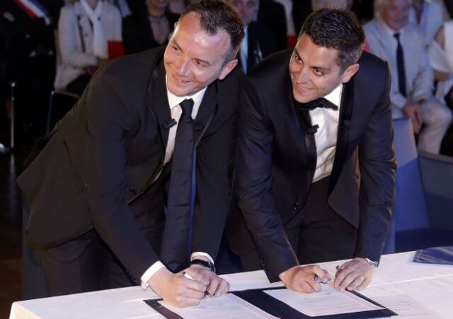 Vincent Autin (L) and Bruno Boileau sign the register as they are married at the town hall in Montpellier May 29, 2013 (Credit: Reuters/Jean-Paul Pelissier)