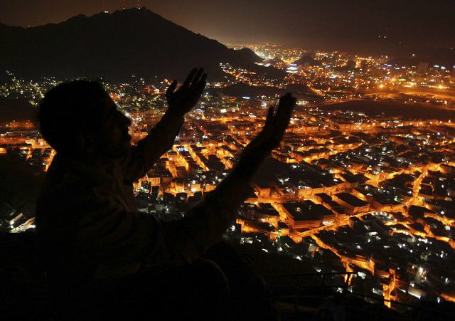 A Muslim pilgrim prays atop Mount Al-Noor during the annual hajj pilgrimage in Mecca November 9, 2010 (Credit: Reuters/Mohammed Salem)