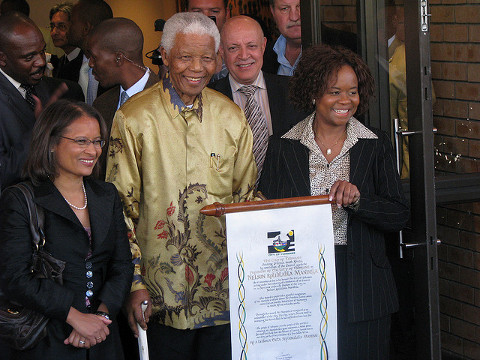 Nelson Mandela receives the Freedom of the City of Tswane award in Guateng Province, South Africa, May 13, 2008 (Credit: South Africa Good News via Flickr)