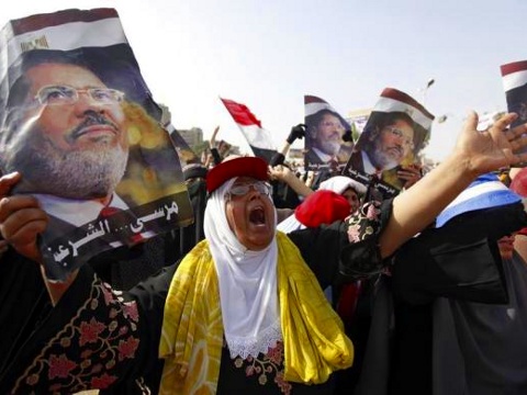 Members of the Muslim Brotherhood and supporters of deposed Egyptian President Mohamed Morsi shout slogans outside the Republican Guard headquarters in Nasr City (Credit: Reuters/Mohamed Abd El Ghany)