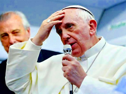 Pope Francis talks with journalists as he flies back to Rome following his visit to Brazil July 29, 2013 (Credit: Reuters/Luca Zennaro)