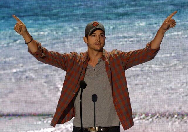 Ashton Kutcher, in the middle of his acceptance speech, for the ultimate choice award at the Teen Choice Awards at the Gibson Amphitheater on Aug. 11, 2013, in Los Angeles (Credit: Mario Anzuoni/Reuters)