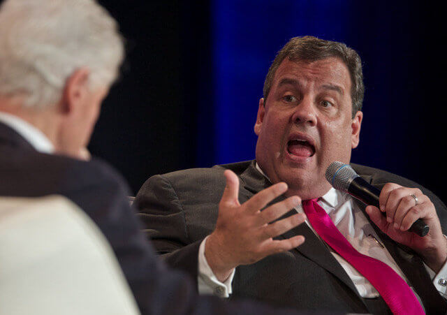 New Jersey Governor Chris Christie (R) speaks with former U.S. President Bill Clinton during the Clinton Global Initiative America meeting in Chicago, Illinois, June 14, 2013 (Credit: John Gress/Reuters)