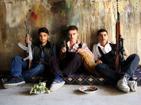 Free Syrian Army fighters hold their weapons as they pose for a picture in Jobar, Damascus August 8, 2013. Picture taken August 8, 2013 (Reuters/Mohamed Abdullah)