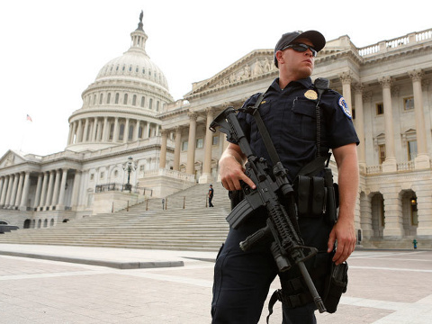 A U.S. Capitol Police officer stands guard following a shooting near the U.S. Capitol in Washington, October 3, 2013 (Credit: Reuters/Kevin Lamarque)