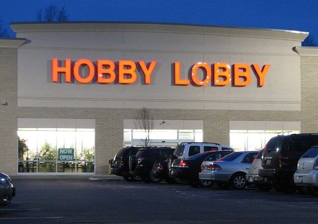 Hobby Lobby store front at night in Stow, Ohio (Credit: user DangApricot via en.wikipedia.org)