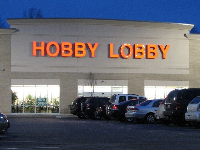 Hobby Lobby store front at night in Stow, Ohio (Credit: user DangApricot via en.wikipedia.org)