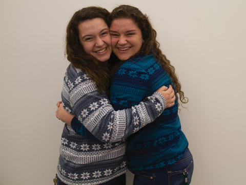 Tulane University freshmen Emily Nappi (left) and Mikayla Stern-Ellis (right) discovered that they share a father, who was a sperm donor. (Credit: The Tulane Hullabaloo/Claire Brown)