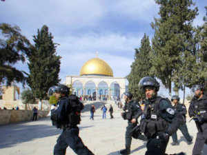 Israeli police seen outside the Dome of the Rock mosque during clashes with Palestinian stone-throwers (unseen) following Friday prayers at Jerusalem's al-Aqsa mosque compound on February 7, 2014. (Photo: Flash 90/Sliman Khader)