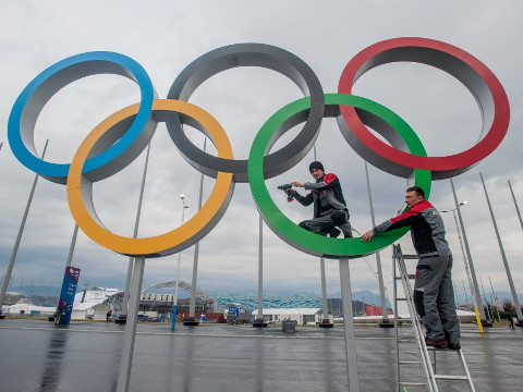 Workers put finishing touches on Olympic rings at the Olympic Park in Sochi, Russia, as preparations continue prior to 2014 Sochi Winter Olympic Games (Credit: Reuters/Kevin Liles)