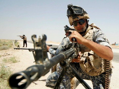 Members of the Iraqi security forces patrol an area near the borders between Karbala Province and Anbar Province, June 16, 2014 (Credit: Reuters/Mushtaq Muhammed)