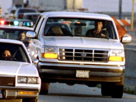 California Highway Patrol chase Al Cowlings, driving, and O.J. Simpson, hiding in rear of white Bronco (Credit: The Los Angeles Times/Al Schaben)